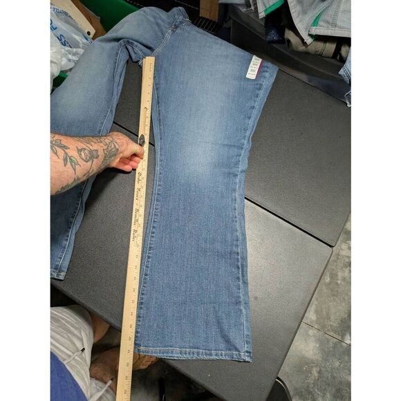 NWT Levi’s Mid Rise Classic Bootcut Jeans Blue Medium Wash Stretch Denim Women's - Picture 7 of 7